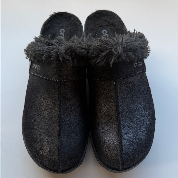 CROCS Black Fuzzy Lined Black Clogs Sz 8 - Picture 1 of 5